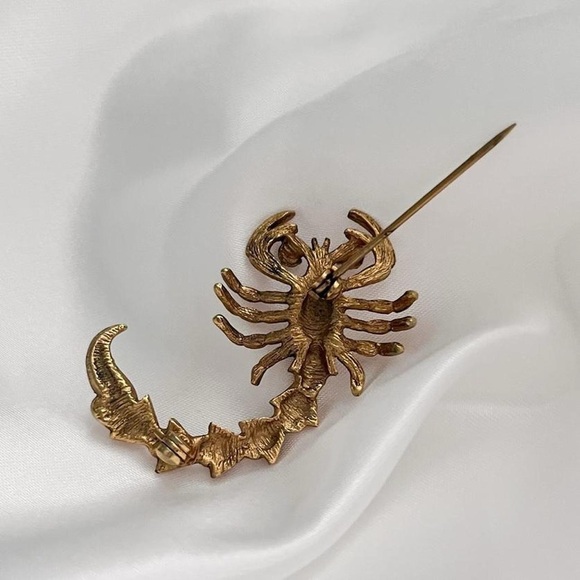 SOLD Vintage Gold Tone Scorpion Brooch Pin - Picture 6 of 8
